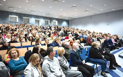 Aula politechniki wypełniła się po brzegi.