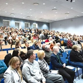 Aula politechniki wypełniła się po brzegi.