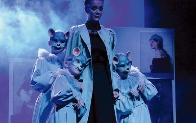 Tancerka kreująca postać Olgi „krakowskiej” i „paryskiej” (Ewelina Keller; Olgę „monachijską” gra Yana Loban) pełną ekspresji mimiką przekazuje publiczności ogrom emocji targających malarką.