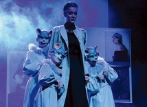 Tancerka kreująca postać Olgi „krakowskiej” i „paryskiej” (Ewelina Keller; Olgę „monachijską” gra Yana Loban) pełną ekspresji mimiką przekazuje publiczności ogrom emocji targających malarką.