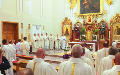 Biskupa otoczono modlitwą.