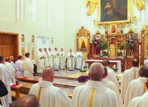 Biskupa otoczono modlitwą.