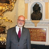 Dziejopis przy dziejopisie. Prof. Nowak idzie śladami swoich wielkich poprzedników. W kościele paulinów na Skałce, w którego krypcie jest pochowany Jan Długosz, stanął przy jego epitafium.