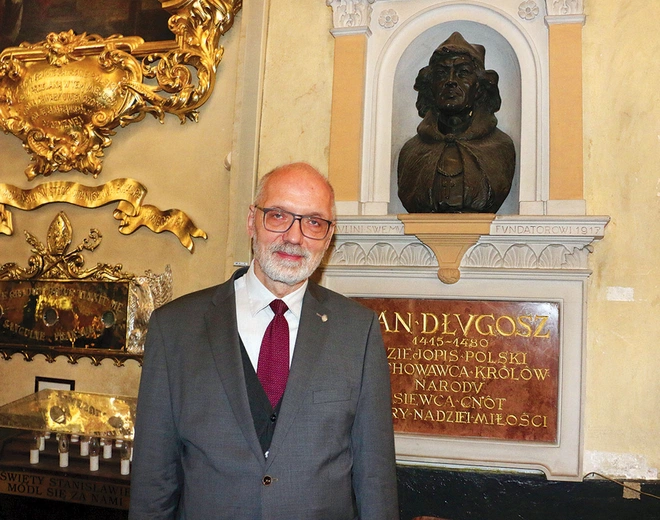 Dziejopis przy dziejopisie. Prof. Nowak idzie śladami swoich wielkich poprzedników. W kościele paulinów na Skałce, w którego krypcie jest pochowany Jan Długosz, stanął przy jego epitafium.