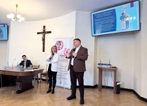 O nadchodzących zmianach duszpasterzom rodzin opowiedzieli ks. Kazimierz Musioł i Hanna Brocka-Fojcik.  