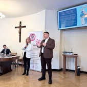 O nadchodzących zmianach duszpasterzom rodzin opowiedzieli ks. Kazimierz Musioł i Hanna Brocka-Fojcik.  