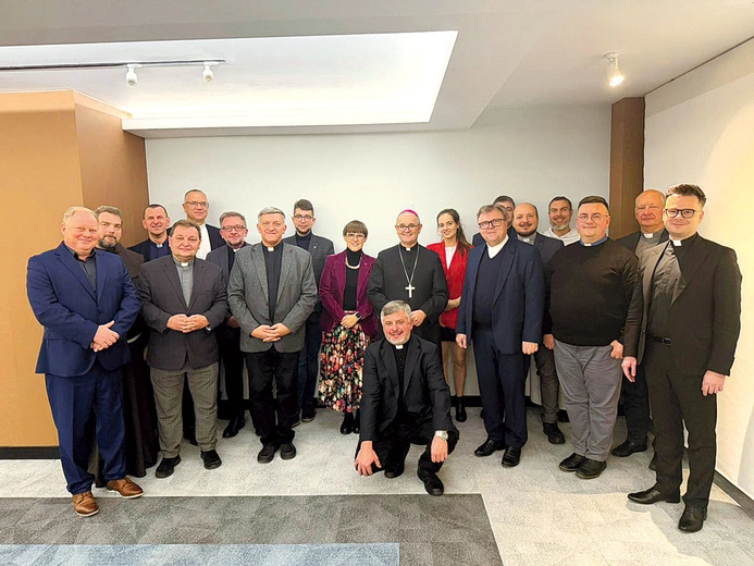Zespół przygotowujący audycje religijne spotkał się z abp. Andrzejem Przybylskim i red. naczelną rozgłośni Eweliną Kosałką-Passią. 