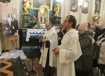 Powitanie relikwii i modlitwa przed nimi zgromadziły wiernych z całego miasta.