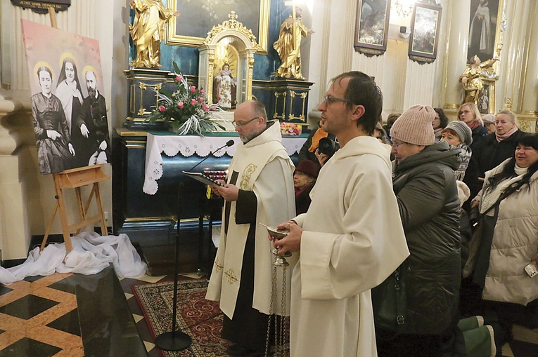 Powitanie relikwii i modlitwa przed nimi zgromadziły wiernych z całego miasta.