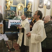 Powitanie relikwii i modlitwa przed nimi zgromadziły wiernych z całego miasta.