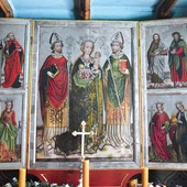 Najstarszy zachowany element wyposażenia kościoła – tryptyk przedstawiający Matkę Bożą z Dzieciątkiem w otoczeniu św. Stanisława i św. Marcina. Na skrzydłach widnieją postaci świętych: Piotra i Pawła, Jana Chrzciciela, Jakuba Starszego, Barbary, Katarzyny, Małgorzaty i Doroty.