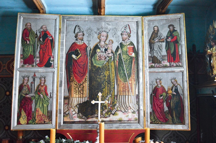 Najstarszy zachowany element wyposażenia kościoła – tryptyk przedstawiający Matkę Bożą z Dzieciątkiem w otoczeniu św. Stanisława i św. Marcina. Na skrzydłach widnieją postaci świętych: Piotra i Pawła, Jana Chrzciciela, Jakuba Starszego, Barbary, Katarzyny, Małgorzaty i Doroty.