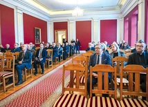 Uczestnicy konferencji naukowej w Sali Biskupów Wyższego Seminarium Duchownego w Płocku.