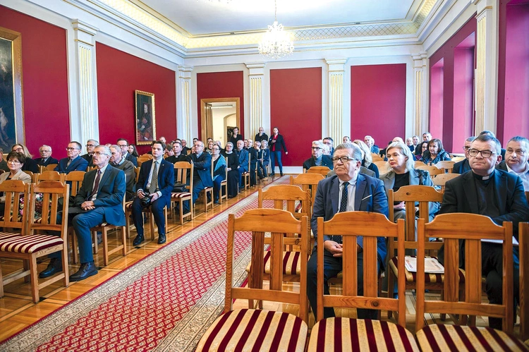 Uczestnicy konferencji naukowej w Sali Biskupów Wyższego Seminarium Duchownego w Płocku.