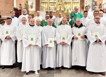 Nowi nadzwyczajni szafarze Komunii Świętej.