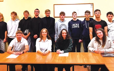 Młodzież dzieli się doświadczeniem wiary, szukając w Kościele przestrzeni na prawdziwe spotkanie. 