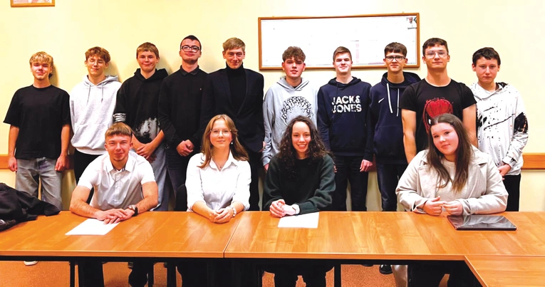 Młodzież dzieli się doświadczeniem wiary, szukając w Kościele przestrzeni na prawdziwe spotkanie. 