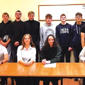 Młodzież dzieli się doświadczeniem wiary, szukając w Kościele przestrzeni na prawdziwe spotkanie. 