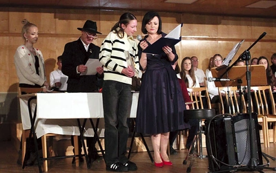 Alexandra Langer z Żyrowej (na pierwszym planie, z lewej, w sweterku w paski) zwyciężyła w najliczniejszej kategorii autorów z klas VII–VIII. 