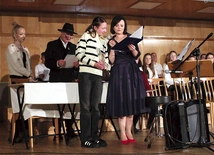 Alexandra Langer z Żyrowej (na pierwszym planie, z lewej, w sweterku w paski) zwyciężyła w najliczniejszej kategorii autorów z klas VII–VIII. 