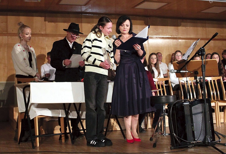 Alexandra Langer z Żyrowej (na pierwszym planie, z lewej, w sweterku w paski) zwyciężyła w najliczniejszej kategorii autorów z klas VII–VIII. 