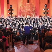 W wykonaniu oratorium wzięły udział połączone chóry z wielu parafii i ośrodków.