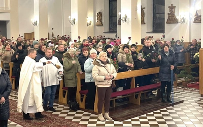 Ks. Mirosław Juchno pobłogosławił przyniesione przez wiernych róże.