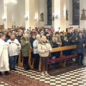 Ks. Mirosław Juchno pobłogosławił przyniesione przez wiernych róże.