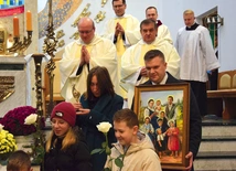 Relikwiarz i obraz beatyfikowanej rodziny nieśli Maria i Michał Ziółkowie.