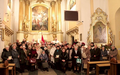 Członkowie stowarzyszenia spotykają się w kościele Świętej Trójcy. 