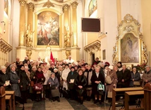 Członkowie stowarzyszenia spotykają się w kościele Świętej Trójcy. 