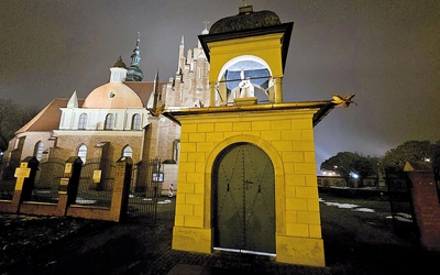 Odnowiony budynek bramny.