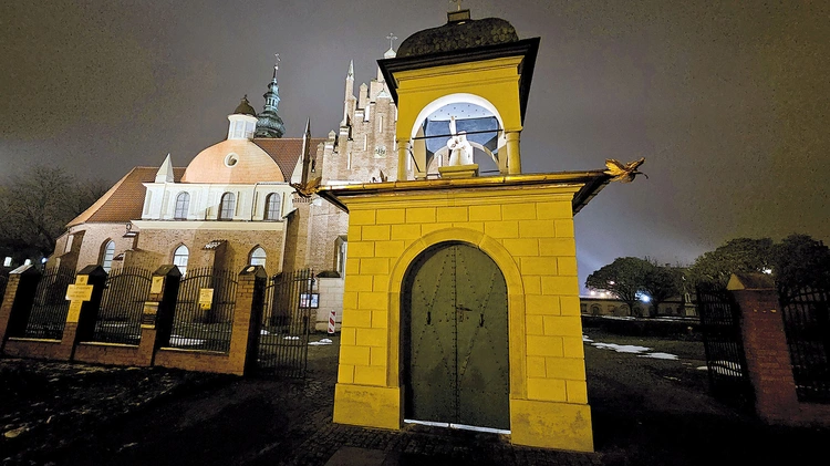 Odnowiony budynek bramny.