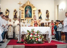 Ks. J. Kucharski modlił się razem z księżmi i wiernymi.