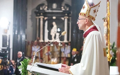  „Adwent to także zaproszenie do udziału w rekolekcjach, dniach skupienia, to zachęta do tego, by w naszym życiu było więcej modlitwy osobistej, zwłaszcza modlitwy biblijnej i modlitwy maryjnej, bo to właśnie Maryja, Jutrzenka Nowa, jest najlepszym wzorem przeżywania adwentowych dni” – pisze abp A. Galbas.