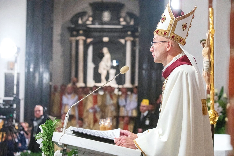  „Adwent to także zaproszenie do udziału w rekolekcjach, dniach skupienia, to zachęta do tego, by w naszym życiu było więcej modlitwy osobistej, zwłaszcza modlitwy biblijnej i modlitwy maryjnej, bo to właśnie Maryja, Jutrzenka Nowa, jest najlepszym wzorem przeżywania adwentowych dni” – pisze abp A. Galbas.
