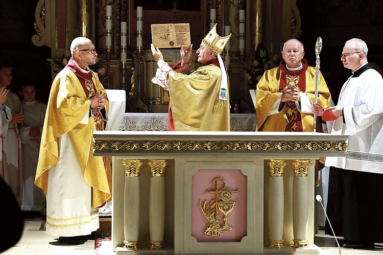 Złożenie relikwii w stole Pańskim.