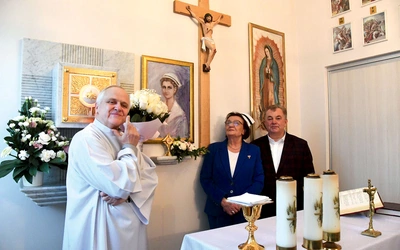  W uroczystości wprowadzenia relikwii wzięli udział m.in. chrześniak bł. Hanny – Stanisław Szlenkier  z żoną oraz pracownicy i pacjenci szpitala.  Na zdjęciu: ks. Grzegorz Burakiewicz, Krystyna Wąsik-Lipiec, przewodnicząca Głównej Komisji Historycznej przy ZG Polskiego Towarzystwa  Pielęgniarskiego, oraz Sławomir Moch.