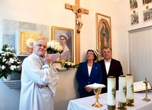  W uroczystości wprowadzenia relikwii wzięli udział m.in. chrześniak bł. Hanny – Stanisław Szlenkier  z żoną oraz pracownicy i pacjenci szpitala.  Na zdjęciu: ks. Grzegorz Burakiewicz, Krystyna Wąsik-Lipiec, przewodnicząca Głównej Komisji Historycznej przy ZG Polskiego Towarzystwa  Pielęgniarskiego, oraz Sławomir Moch.