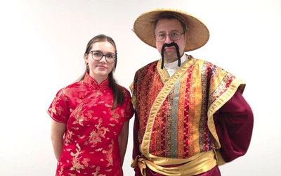  Ks. Wojciech Karpiel i Karolina Osuch  w dalekowschodnich stylizacjach promowali  spotkanie w Korei Południowej.