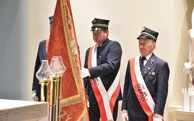 Podczas uroczystości biskup dziękował społeczności kolejarskiej za wierną służbę społeczeństwu.