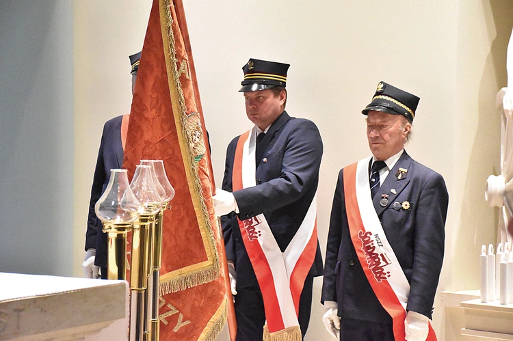 Podczas uroczystości biskup dziękował społeczności kolejarskiej za wierną służbę społeczeństwu.