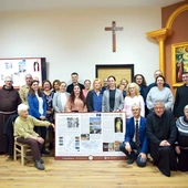  Uczestnicy seminarium z tablicą informacyjną o początku brzeskiego odcinka szlaku do Rzymu.