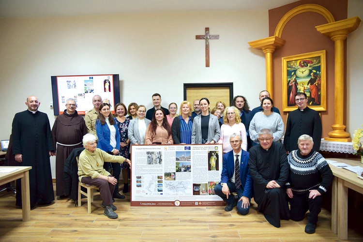  Uczestnicy seminarium z tablicą informacyjną o początku brzeskiego odcinka szlaku do Rzymu.