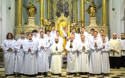  – Te białe alby to nie kostiumy. Nie jesteście aktorami na scenie, lecz świadkami. Nie chcę, byście „pełnili funkcję” lektora przez kilka minut w tygodniu. Chcę, byście byli lektorami zawsze. Bądźcie ludźmi, którzy mają żywy, codzienny kontakt ze słowem swojego Króla  – prosił metropolita warszawski.