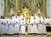  – Te białe alby to nie kostiumy. Nie jesteście aktorami na scenie, lecz świadkami. Nie chcę, byście „pełnili funkcję” lektora przez kilka minut w tygodniu. Chcę, byście byli lektorami zawsze. Bądźcie ludźmi, którzy mają żywy, codzienny kontakt ze słowem swojego Króla  – prosił metropolita warszawski.