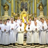  – Te białe alby to nie kostiumy. Nie jesteście aktorami na scenie, lecz świadkami. Nie chcę, byście „pełnili funkcję” lektora przez kilka minut w tygodniu. Chcę, byście byli lektorami zawsze. Bądźcie ludźmi, którzy mają żywy, codzienny kontakt ze słowem swojego Króla  – prosił metropolita warszawski.