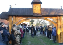 Błogosławiona gromadzi tu tłumy i prowadzi szlakiem, którym ona doszła do nieba.