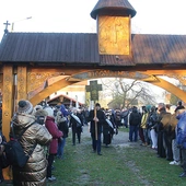 Błogosławiona gromadzi tu tłumy i prowadzi szlakiem, którym ona doszła do nieba.