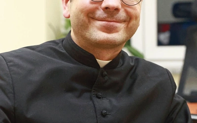 – Trzeba zobaczyć, że mamy  w kościołach jeszcze tłumy,  ale chyba niezbyt wielu uczniów.  Wiele osób przychodzi  w niedzielę  do kościoła,  ale niewielu żyje Ewangelią  na co dzień  – zwraca uwagę ks. Michał Dąbrówka.